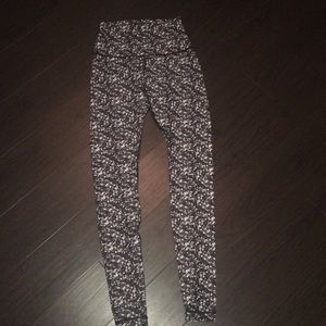Lululemon tights size 4 black and white